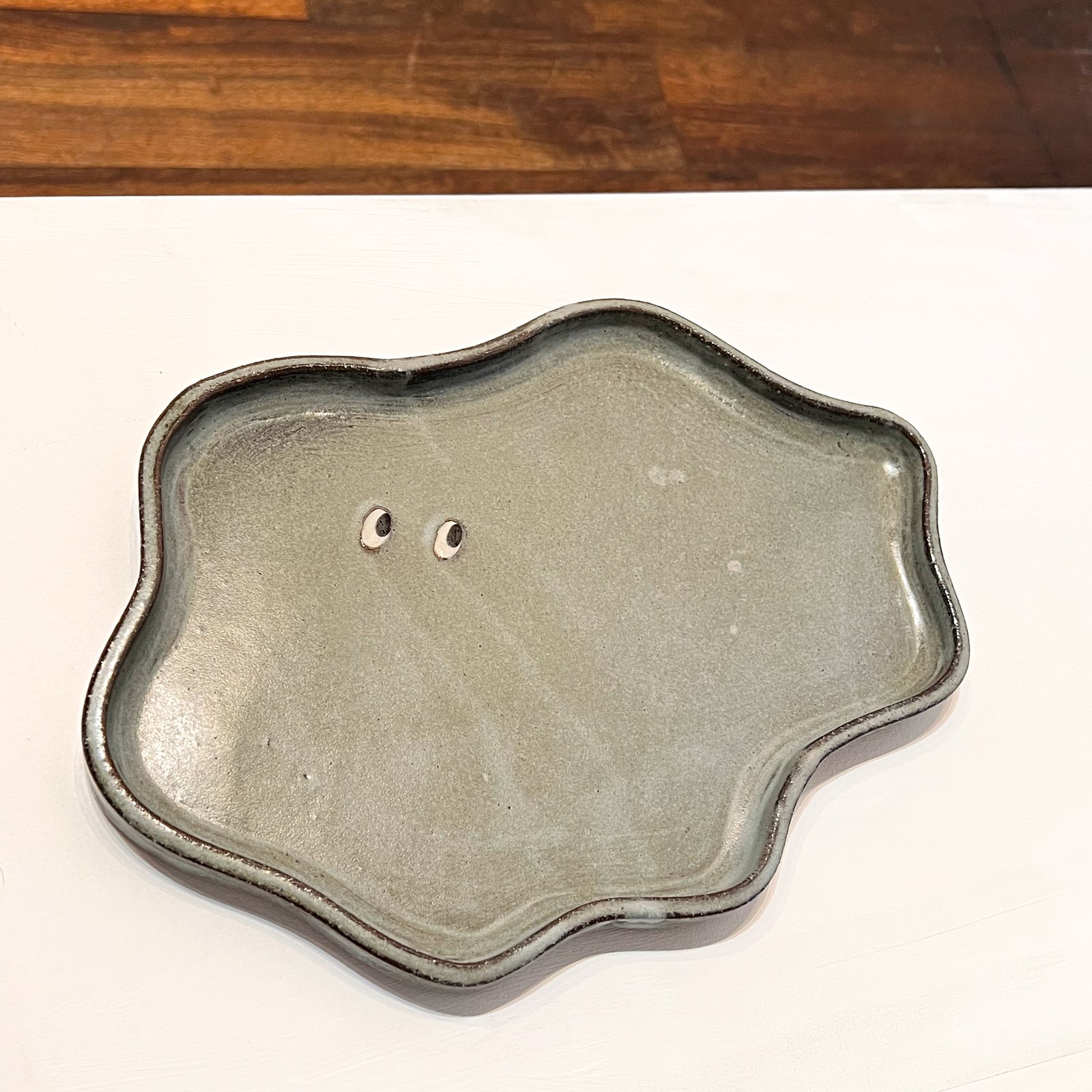 うねうね皿（Gray・大）/ 青柳あづみ – Gallery John -Kamakura-