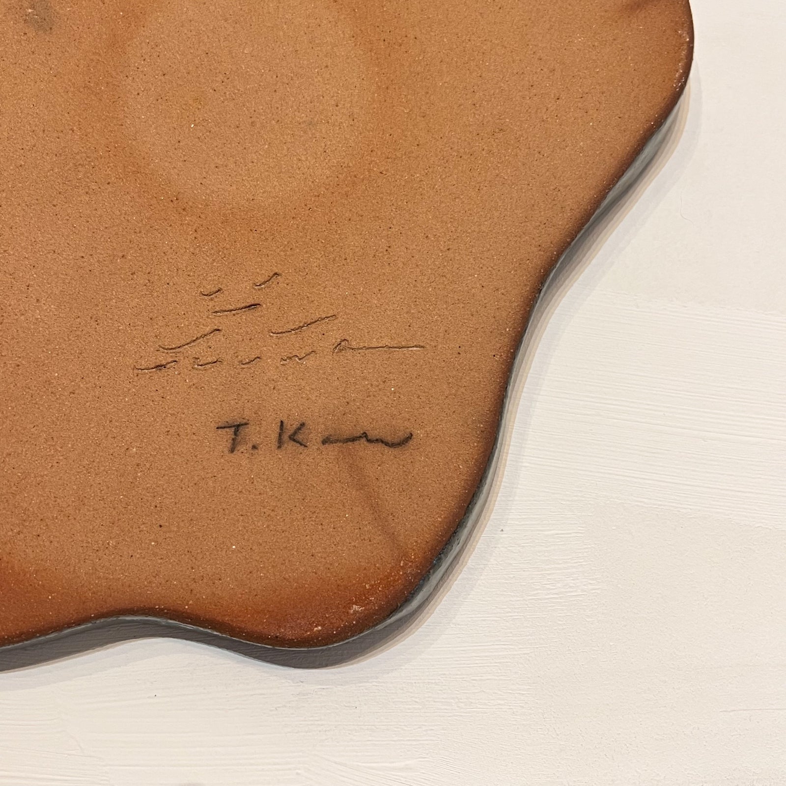 うねうね皿（Gray・大）/ 青柳あづみ – Gallery John -Kamakura-